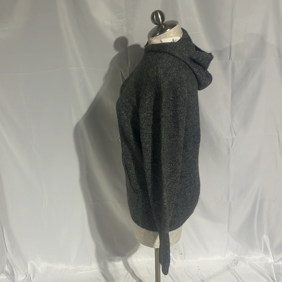 NWT Old Navy women’s hooded sweater with kangaroo pocket size medium. - Picture 5 of 10